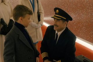 „Jako narážení hlavou do lampy.“ Nový film Johna Travolty v Cannes totálně pohořel, kritici mluví o katastrofě